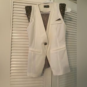Blazer vest with sequins.